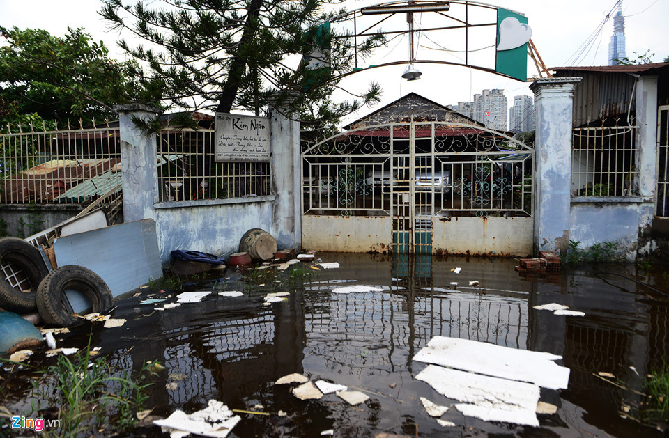Khu đô thị xa hoa đối lập những ngôi nhà nát giữa lòng Thủ Thiêm